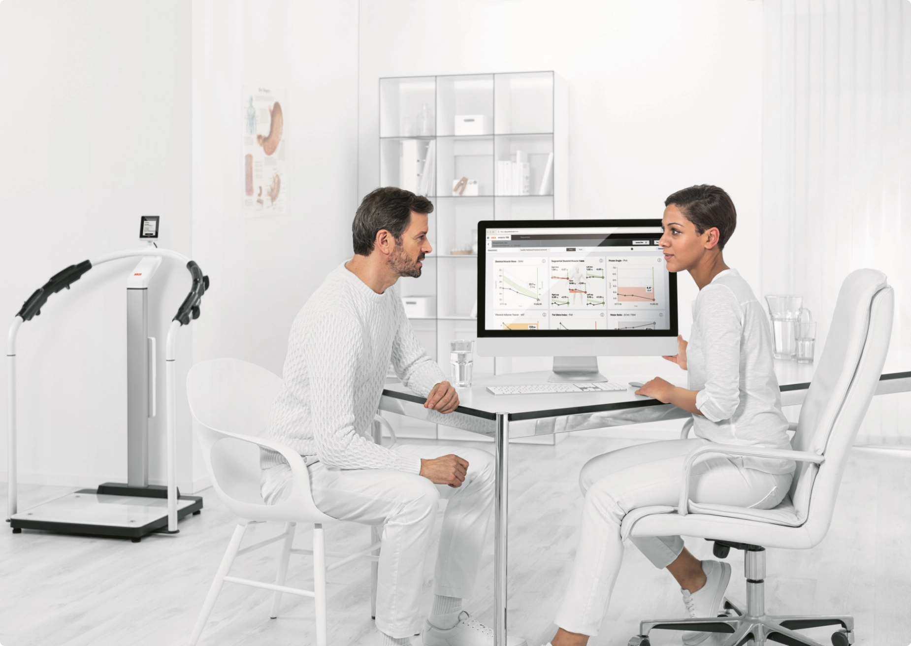 jeune-femme-medecin-debout-dans-couloir-hopital